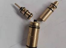 點(diǎn)擊查看詳細(xì)信息<br>標(biāo)題：氣動(dòng)錨桿鉆機(jī)上面氣馬達(dá)閥組 閱讀次數(shù)：1754